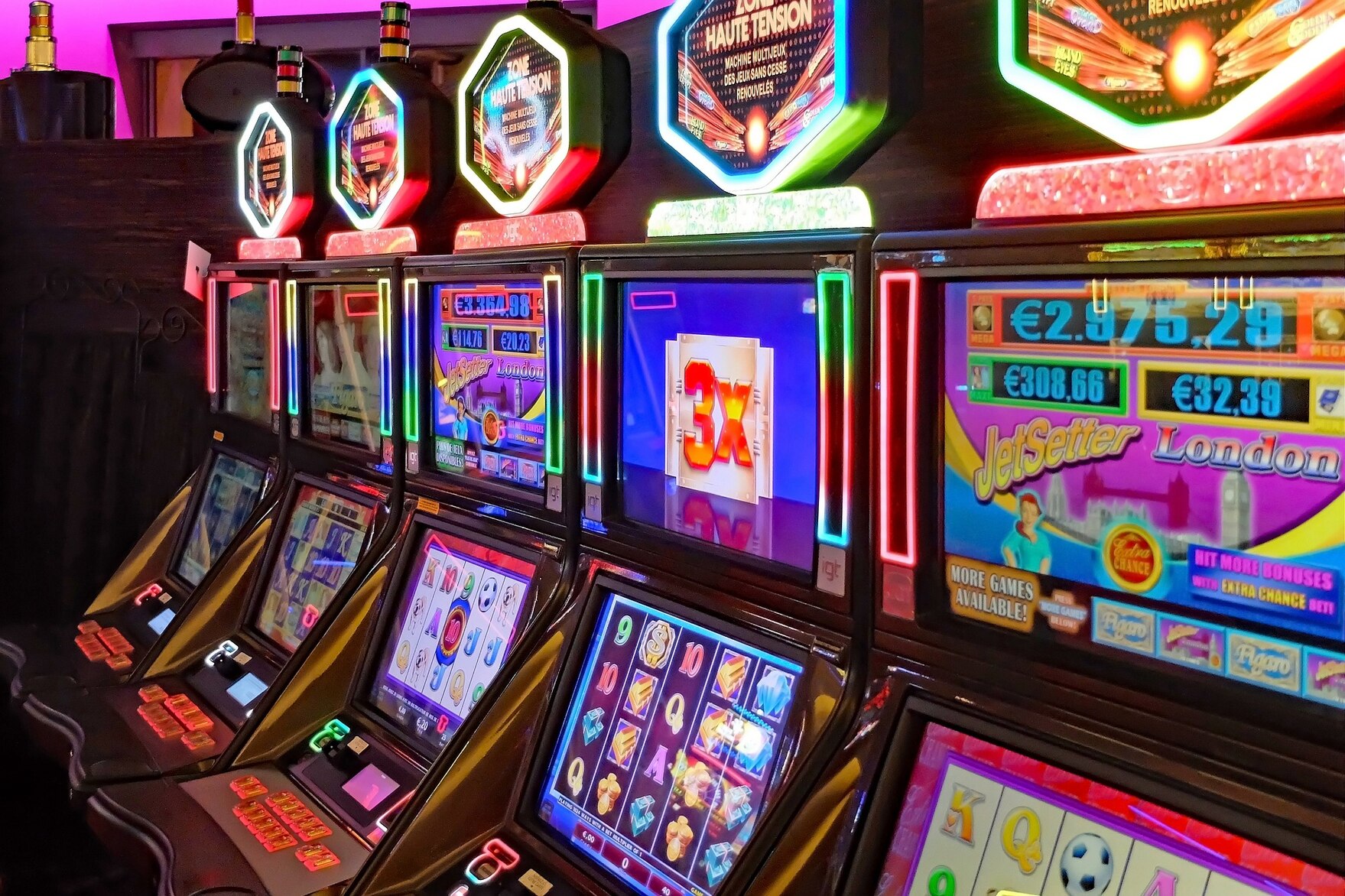 Nahaufnahme von Glücksspielautomaten